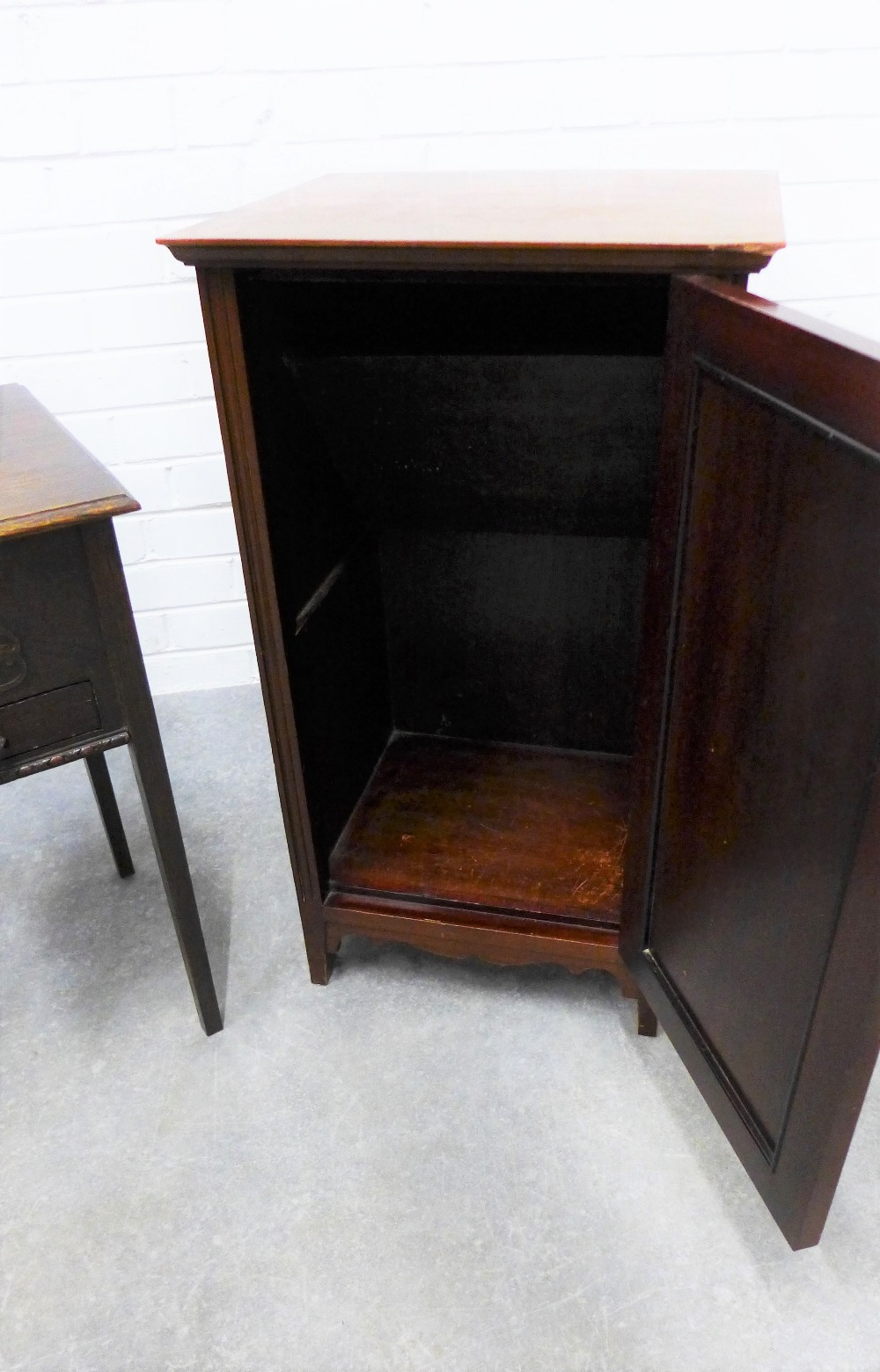 Mahogany pot cupboard together with a small sewing worktable. 77 x 42 x 37cm. (2) - Bild 2 aus 3