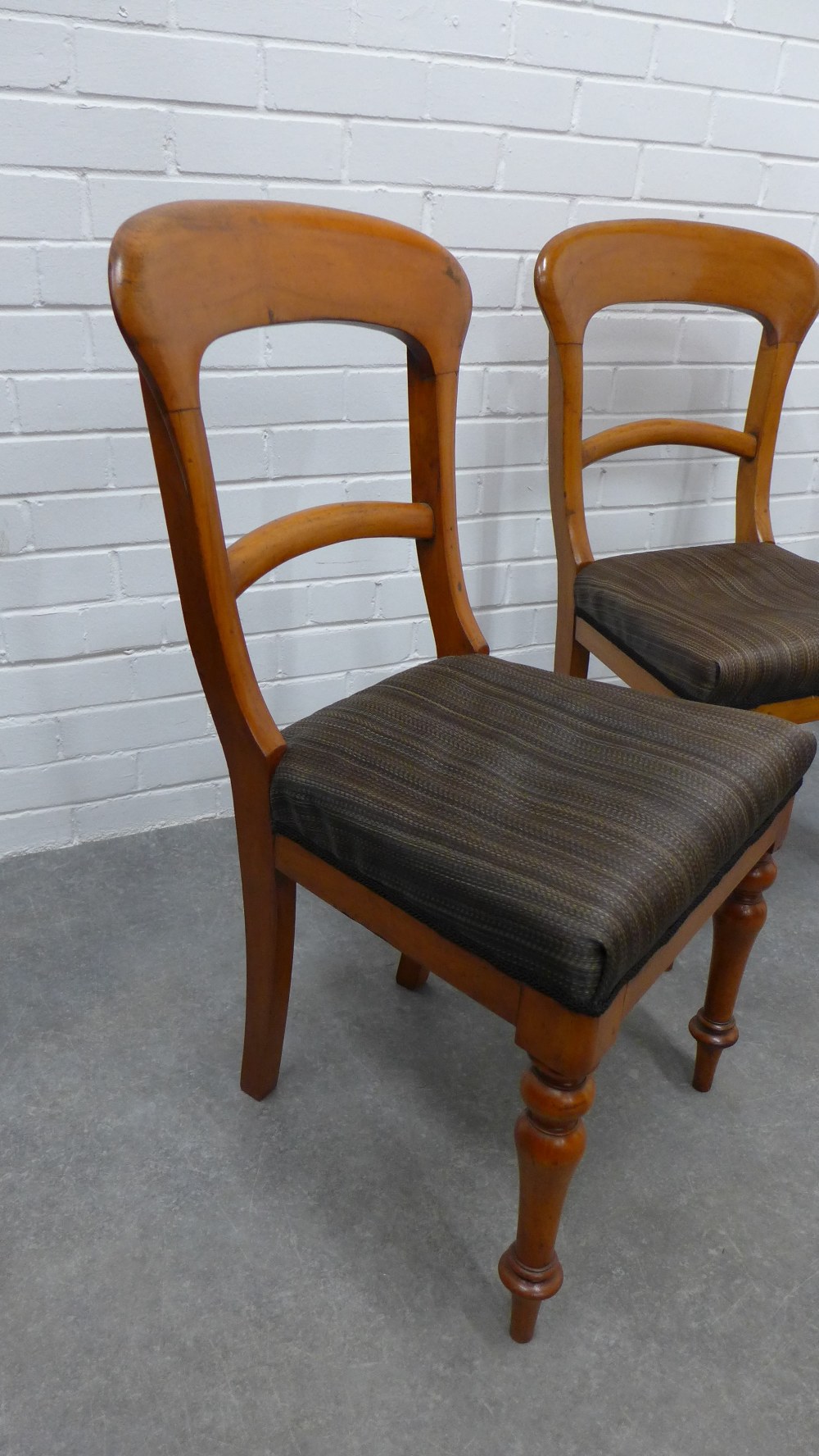 Set of three Victorian balloon back chairs with horsehair upholstered seats, 90 x 48 x 40cm. (3) - Image 2 of 3