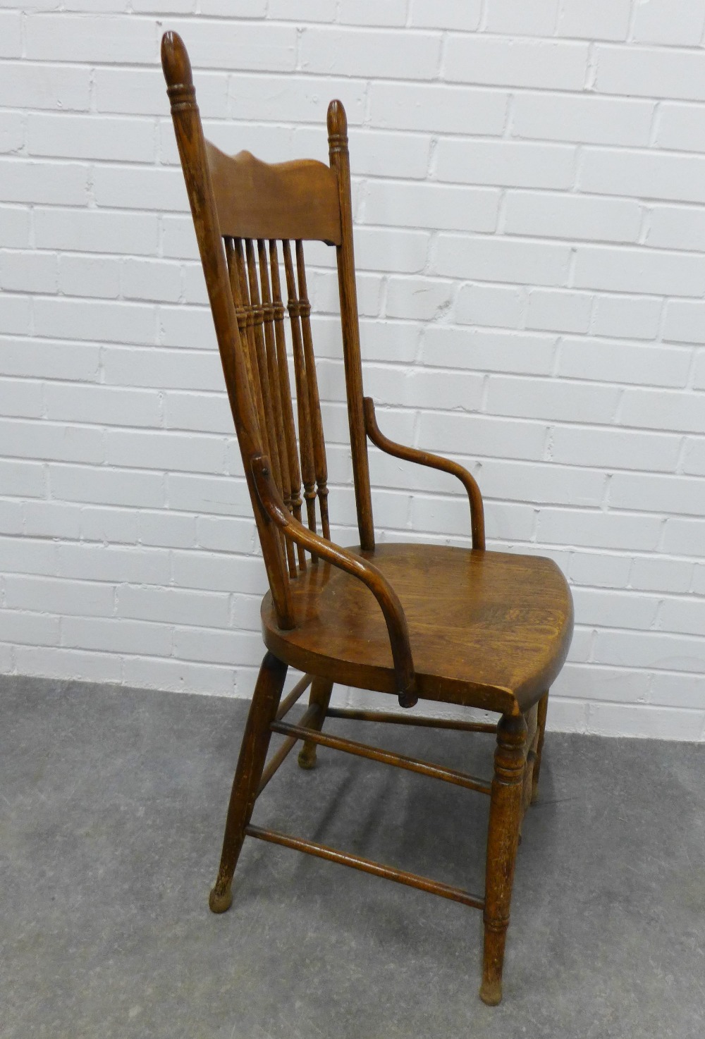 An Arts & Crafts oak spindle back chair in the manner of William Birch, . 109 x 50 x 42cm. - Bild 3 aus 3