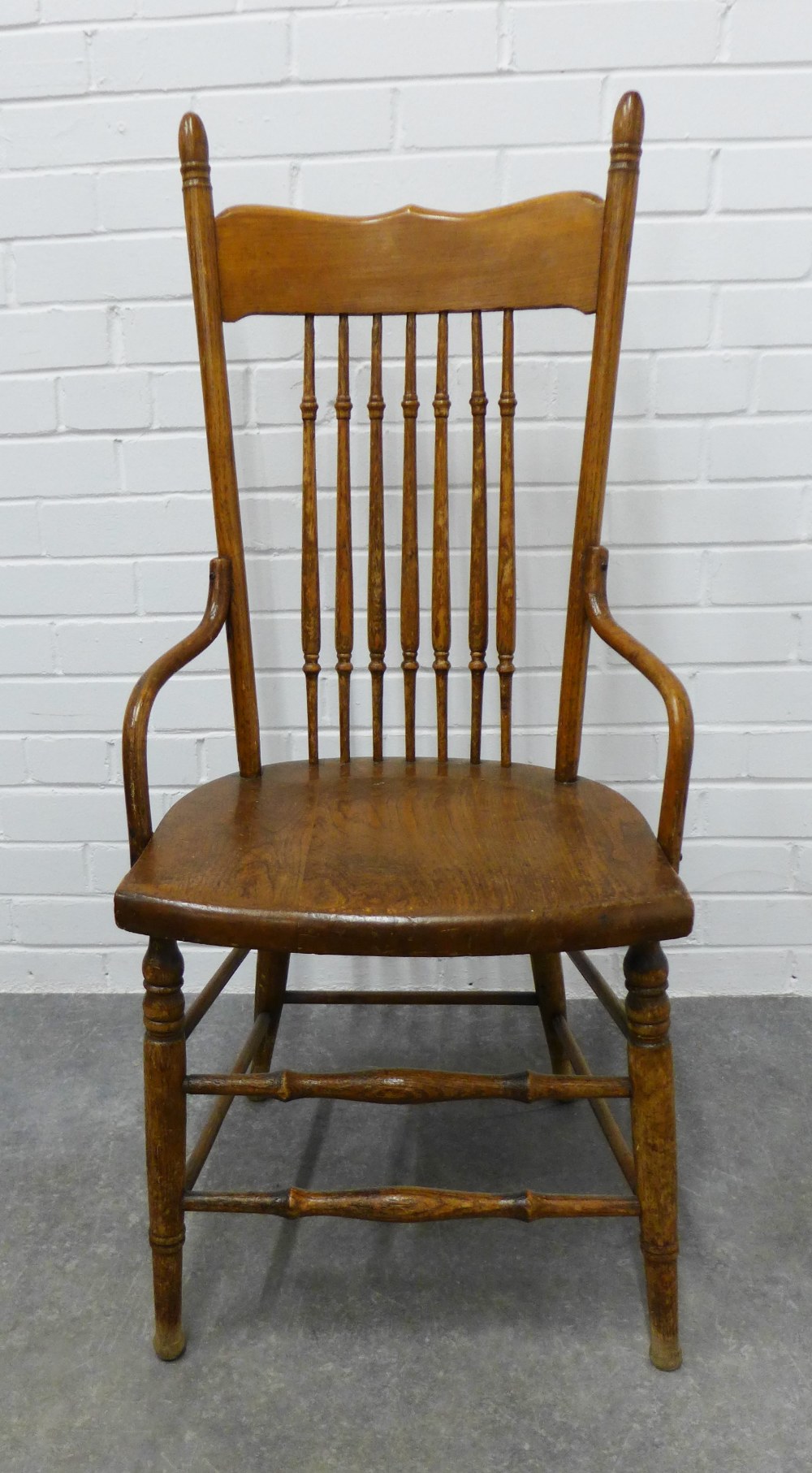 An Arts & Crafts oak spindle back chair in the manner of William Birch, . 109 x 50 x 42cm. - Bild 2 aus 3