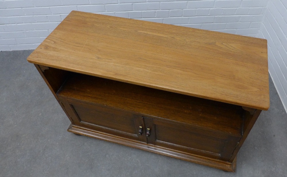 An oak cupboard with an open recess over two doors, 72 x 109 x 42cm. - Bild 2 aus 3