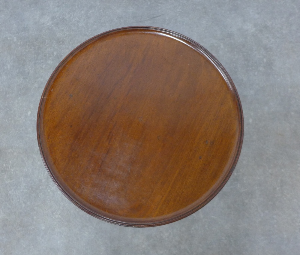 Mahogany pedestal table, the circular dished top on a baluster turned column and tripod legs with - Image 2 of 3