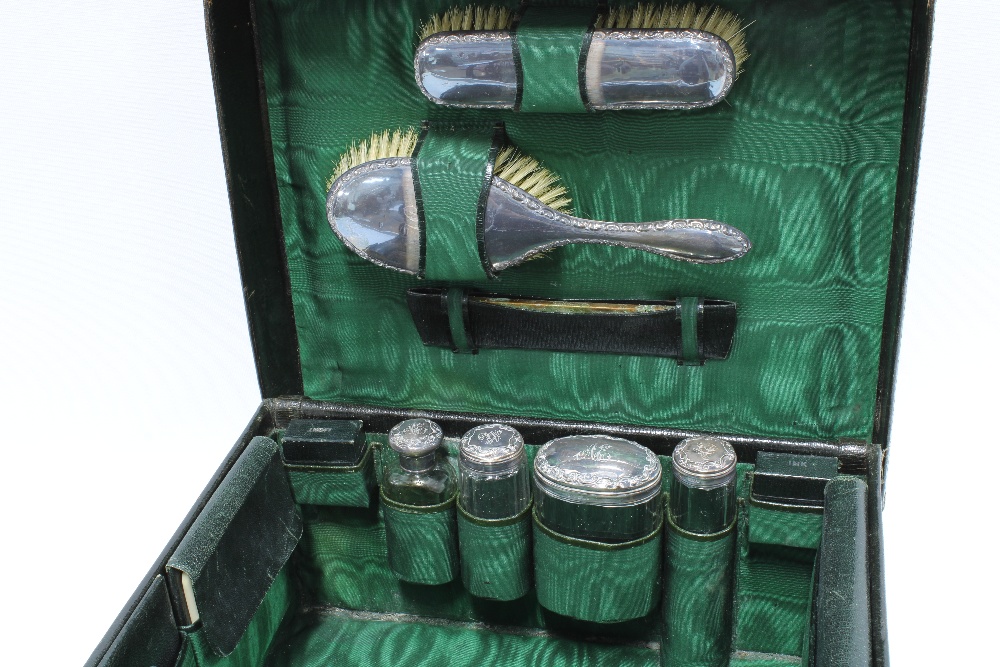 Early 20th century brown leather cased silver mounted travelling toilet set, London 1914 - Bild 3 aus 8