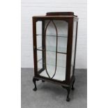 Early 20th century mahogany ledgeback display cabinet with glazed door and shelved interior, on