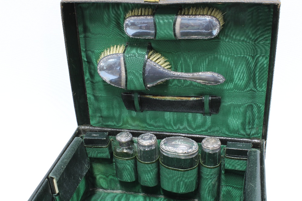 Early 20th century brown leather cased silver mounted travelling toilet set, London 1914 - Bild 2 aus 8