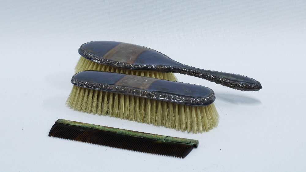 Early 20th century brown leather cased silver mounted travelling toilet set, London 1914 - Bild 7 aus 8