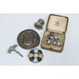 Scottish hardstone brooch, Epns thistle rattle , seven white metal buttons with 'Suffer' crest,