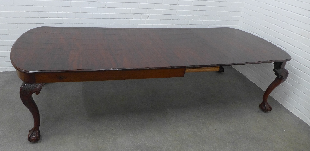 Georgian style mahogany extending dining table with a rounded rectangular top with a reeded edge - Image 4 of 6