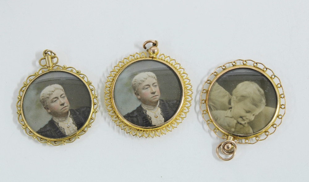 Three 9ct gold lockets, circular, double sided and glazed, with suspension loops, 3.5cm diameter (3)
