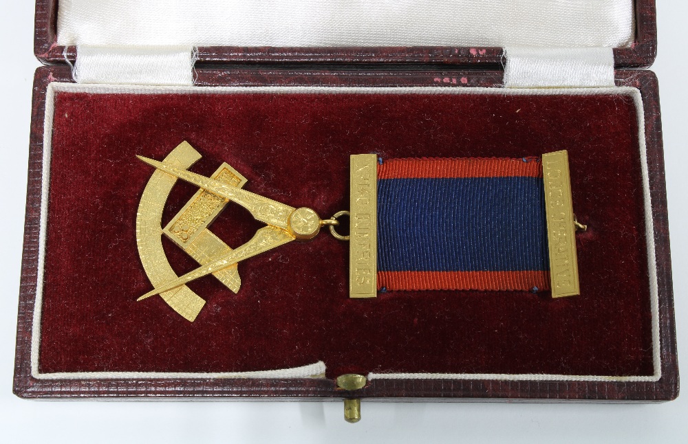 9ct gold Masonic medal and ribbon, Chester 1939, in fitted leather box