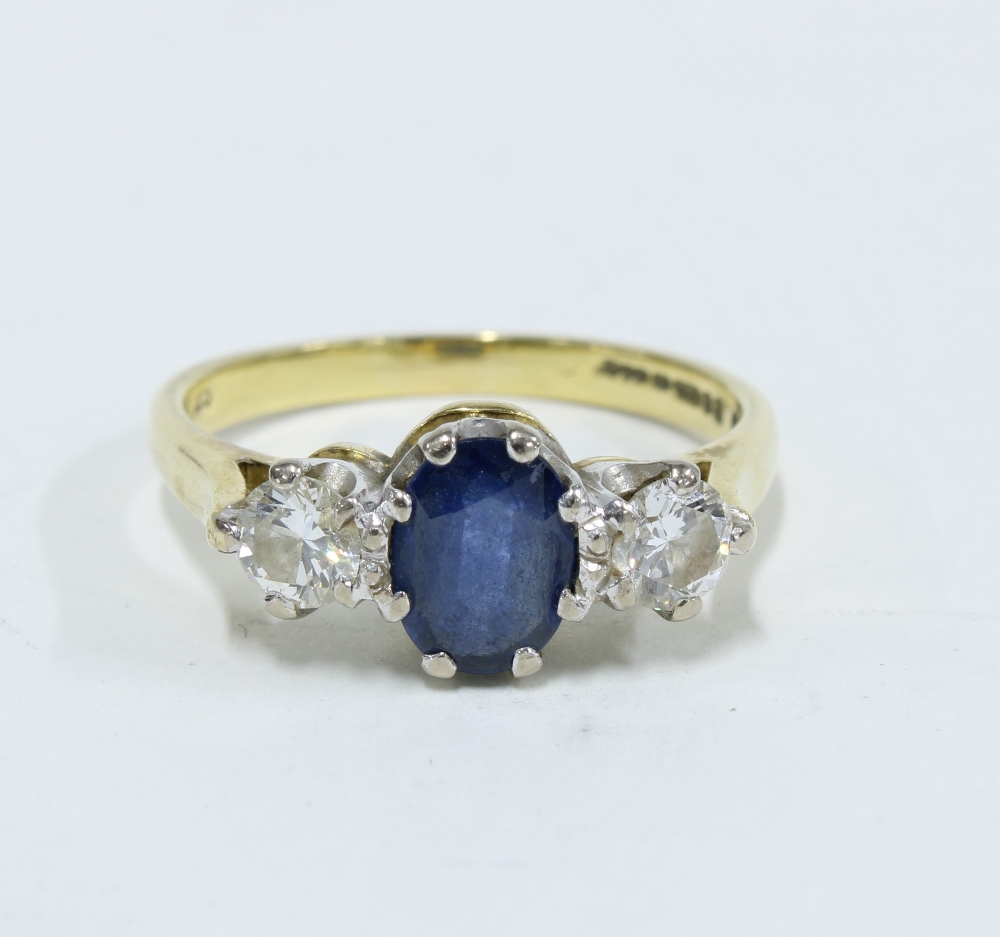 Sapphire and diamond three stone ring, the central oval cut sapphire of approx. 0.75ct flanked by - Image 3 of 5