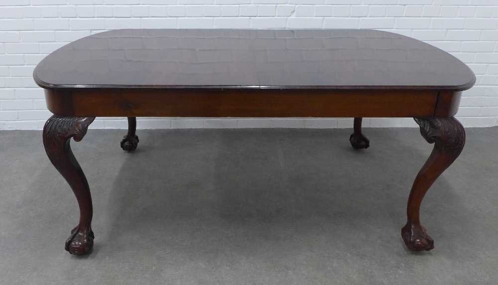 Georgian style mahogany extending dining table with a rounded rectangular top with a reeded edge