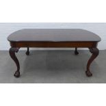 Georgian style mahogany extending dining table with a rounded rectangular top with a reeded edge