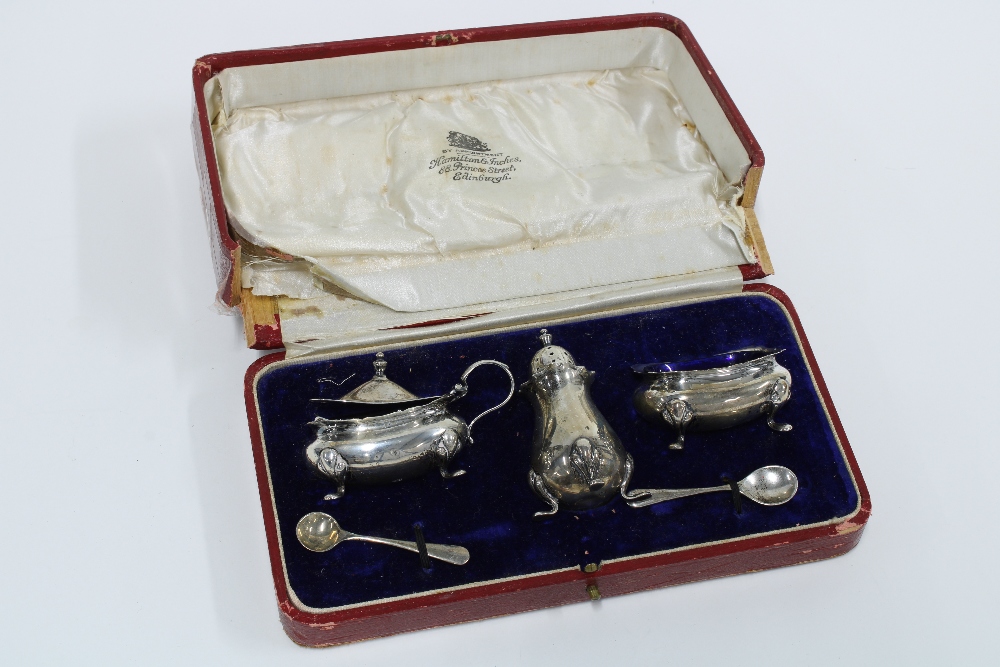 Hamilton & Inches silver three-piece cruet set, Edinburgh 1923, in case