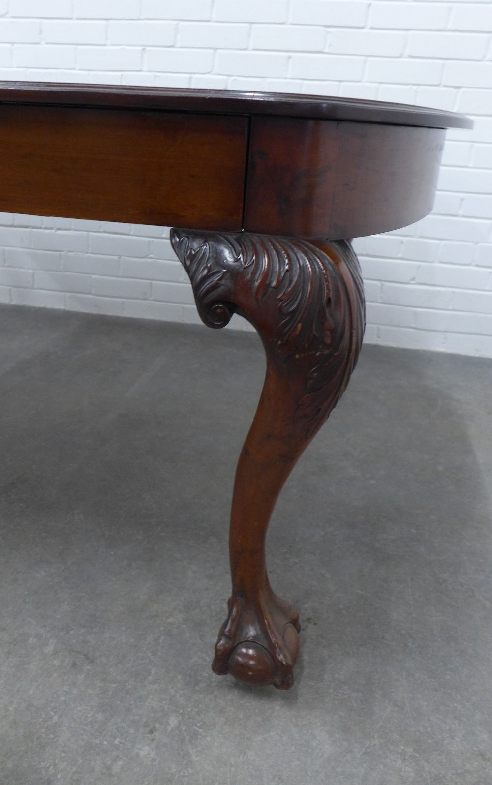 Georgian style mahogany extending dining table with a rounded rectangular top with a reeded edge - Image 3 of 6