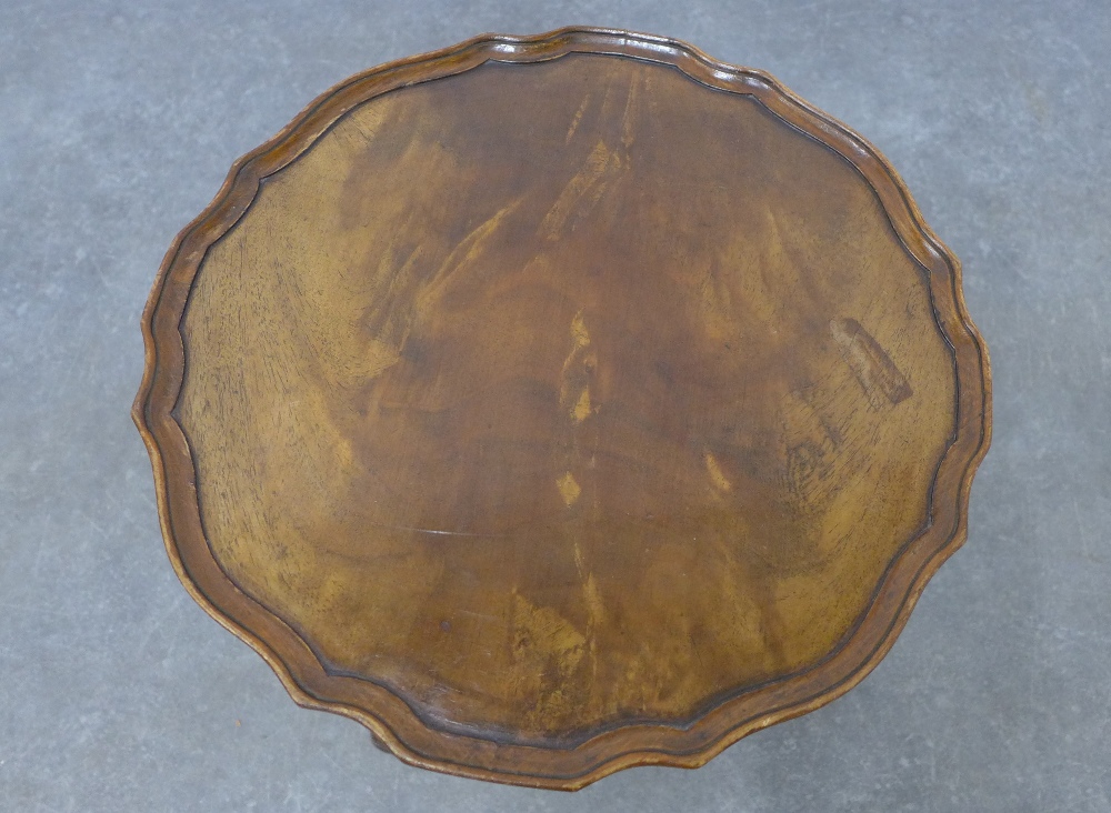 Mahogany tripod wine table, circular top with pie crust edge, 30 x 40cm - Image 2 of 3