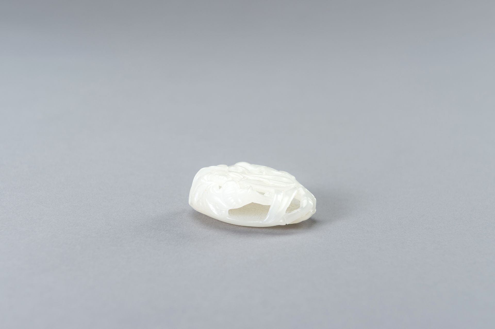 A RETICULATED WHITE JADE PENDANT WITH BATS AND BAMBOO - Bild 10 aus 14