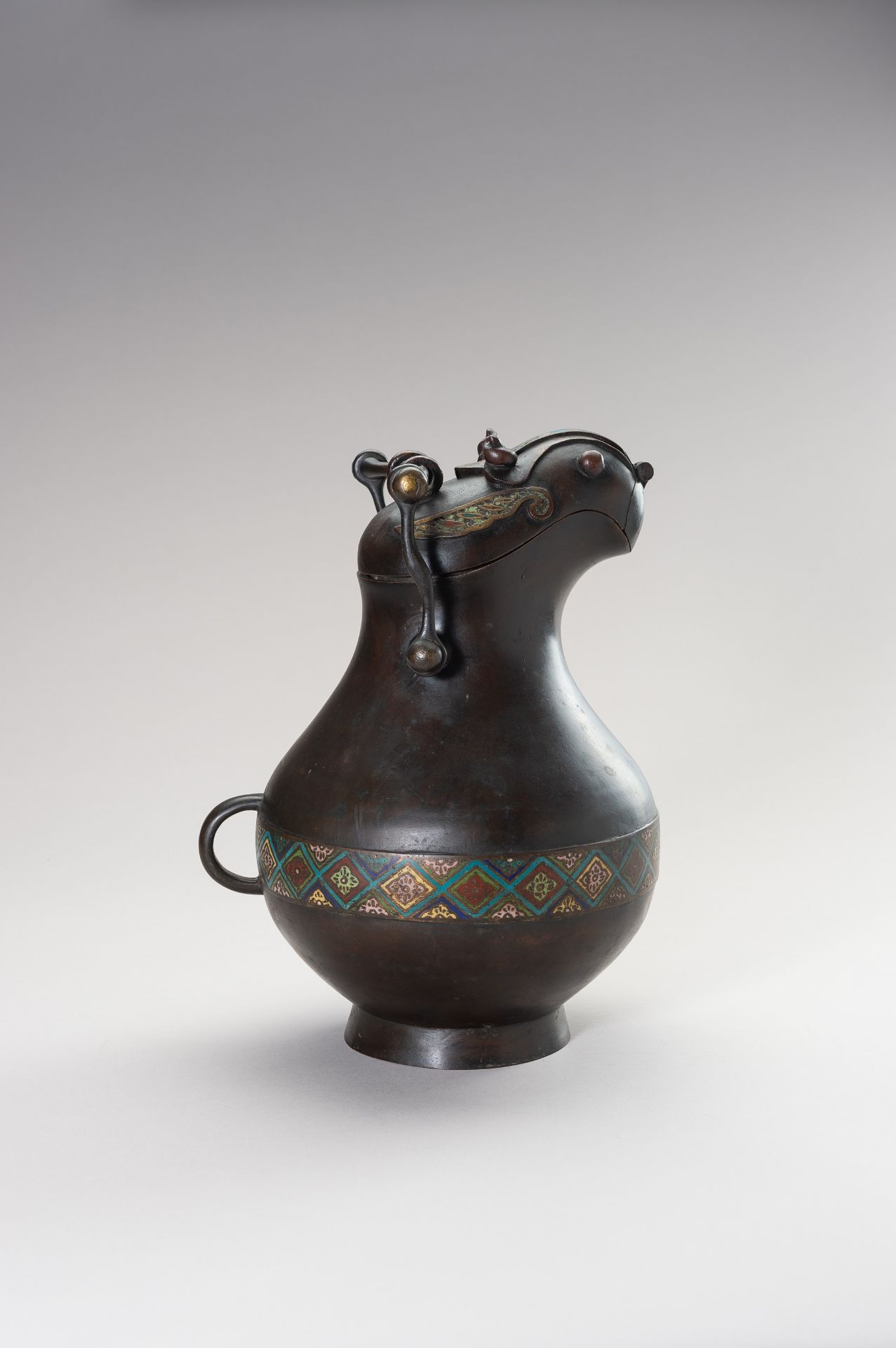 AN ARCHAISTIC ZOOMORPHIC BRONZE AND CLOISONNE WINE VESSEL HU - Image 5 of 13