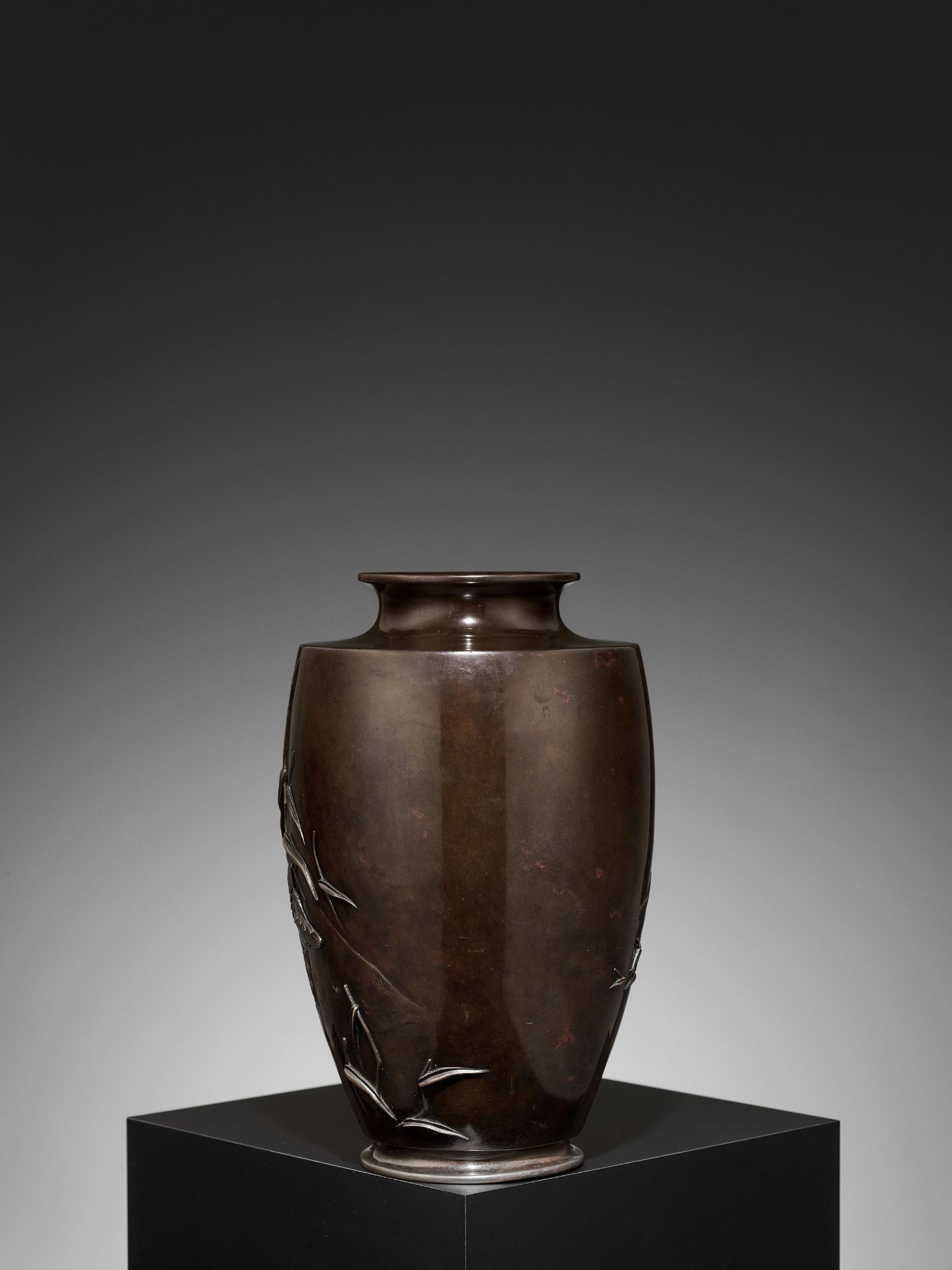 TOSHITSUGU: A FINE AND LARGE BRONZE VASE WITH GOOSE AND WATER REEDS - Image 4 of 9