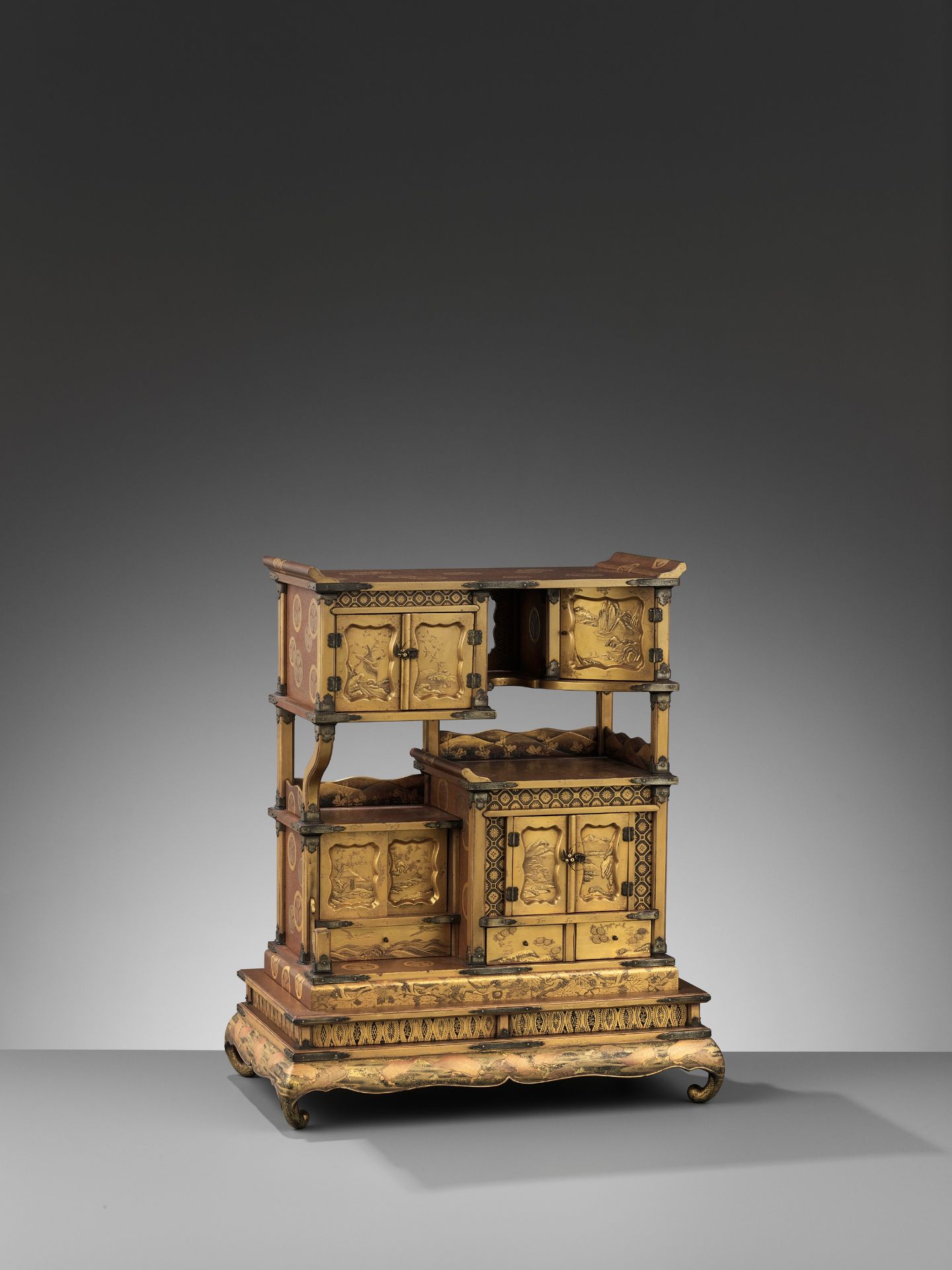 A SUPERB AND RARE SMALL GOLD-LACQUER SHODANA (DISPLAY CABINET) WITH STAND - Image 9 of 18