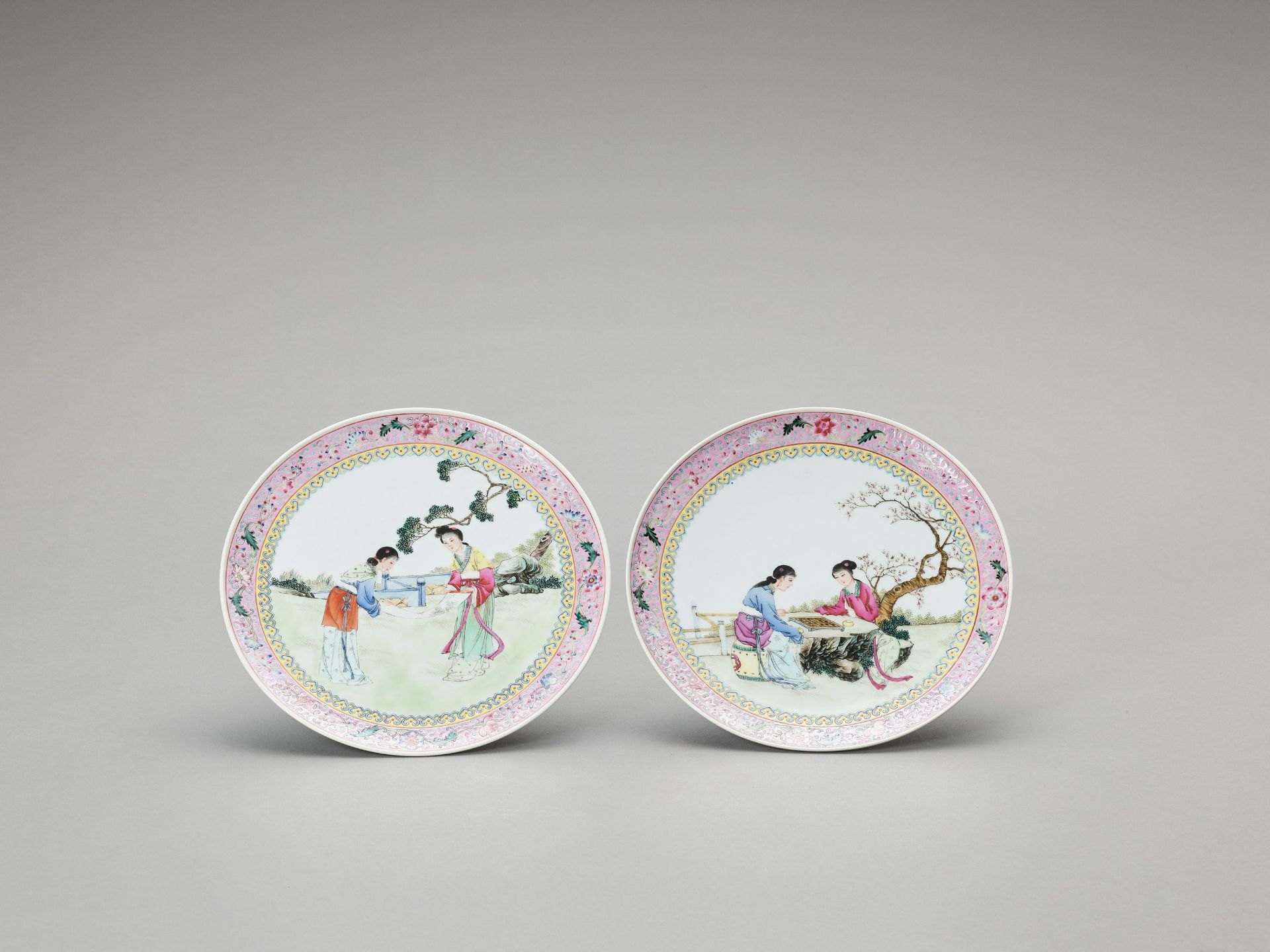 A PAIR OF FAMILLE VERTE PORCELAIN DISHES, 20TH CENTURY