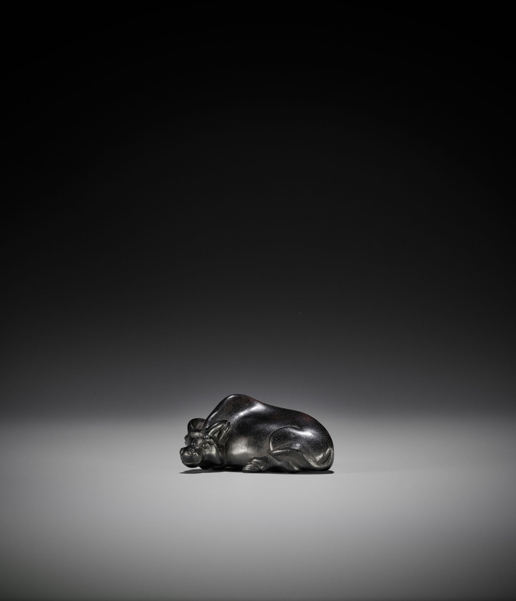 MASAYOSHI: AN EBONY NETSUKE OF A RECUMBENT OX - Bild 4 aus 12