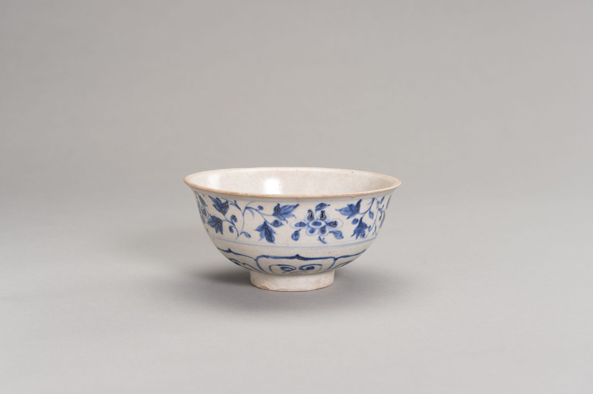 A BLUE AND WHITE PORCELAIN BOWL - Bild 2 aus 7