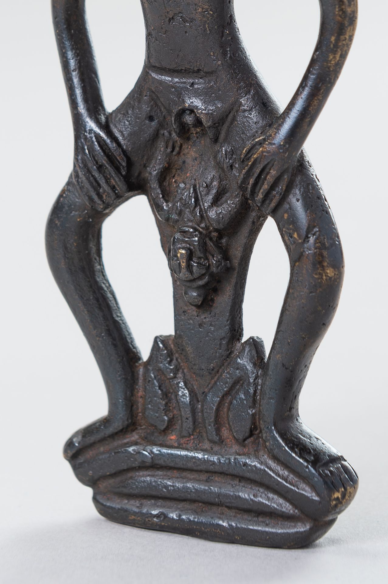 A TRIBAL BRONZE FIGURE OF A WOMAN GIVING BIRTH - Image 3 of 10