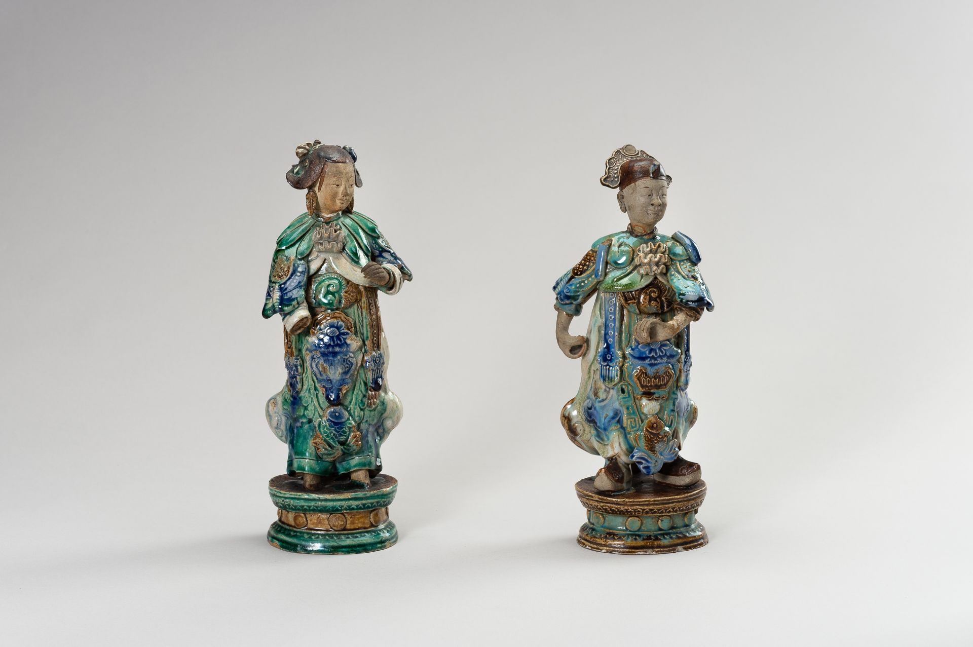 A PAIR OF GLAZED SHIWAN POTTERY FIGURES - Bild 4 aus 11