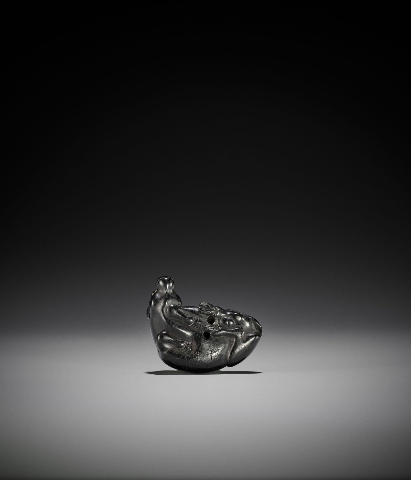 MASAYOSHI: AN EBONY NETSUKE OF A RECUMBENT OX - Bild 3 aus 12