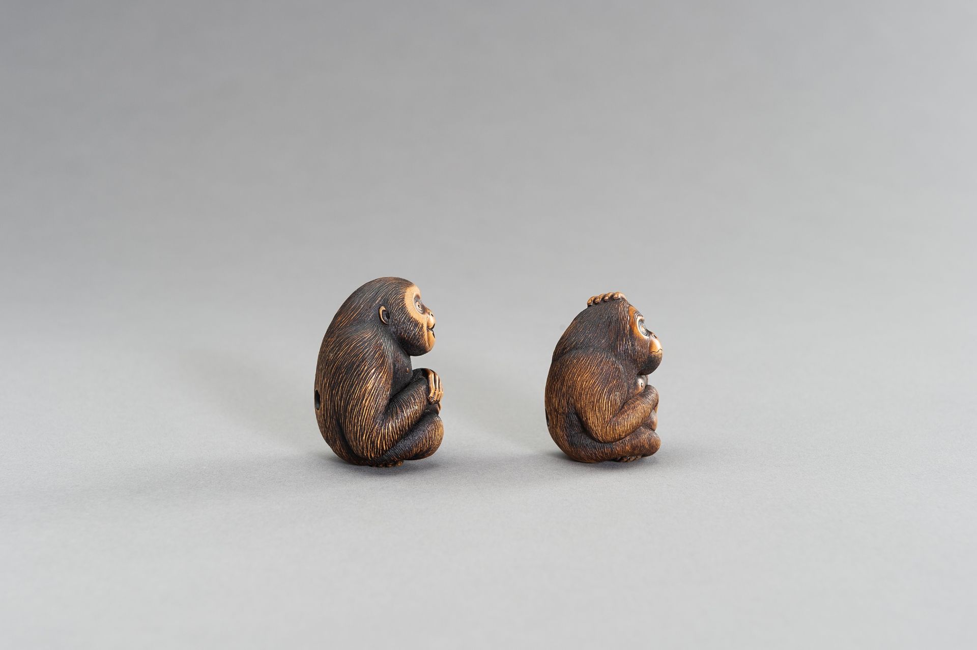 TWO CONTEMPORARY BOXWOOD NETSUKE OF MONKEYS - Bild 4 aus 10