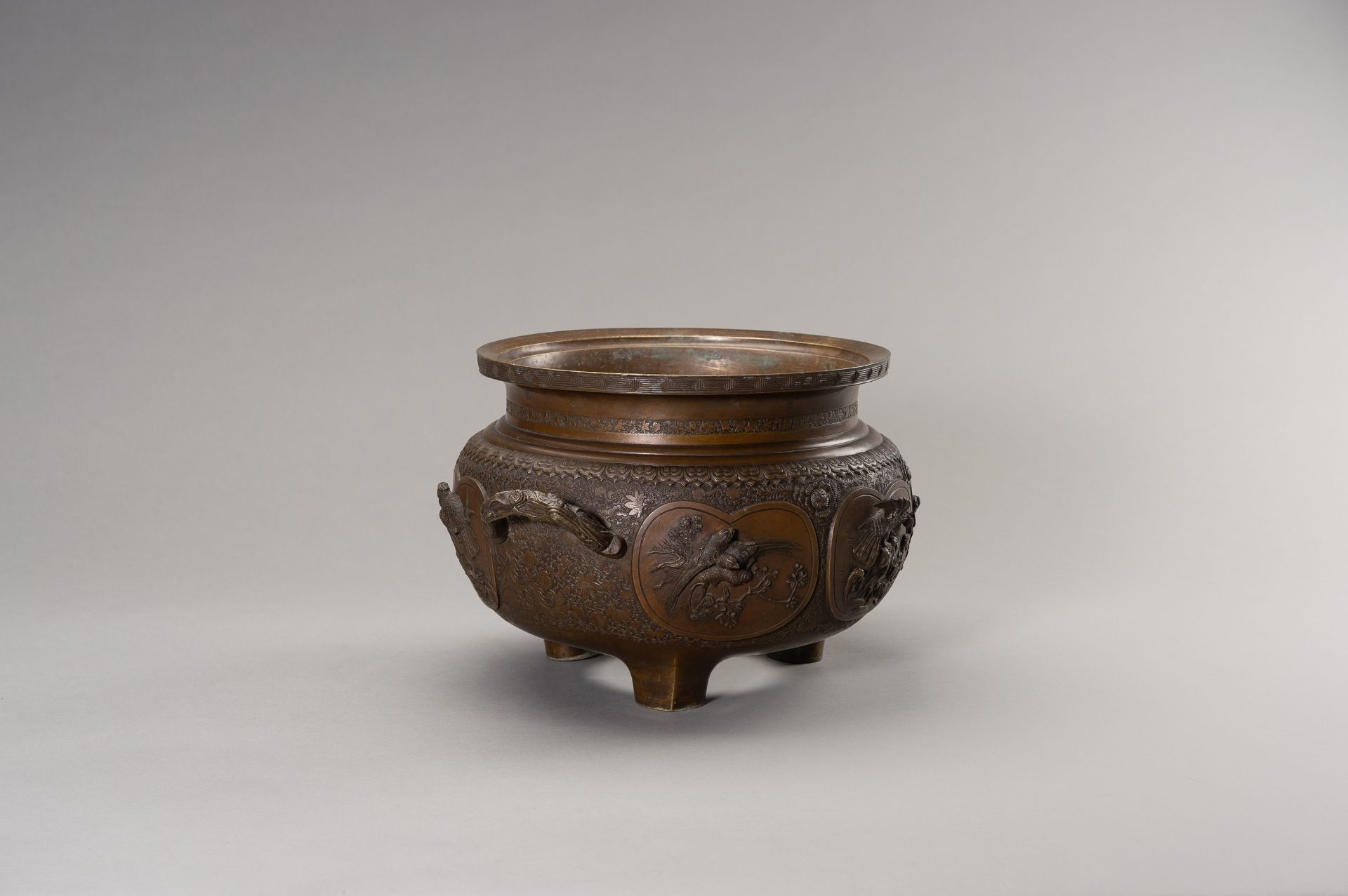 A LARGE AND HEAVY BRONZE TRIPOD CENSER - Image 5 of 13