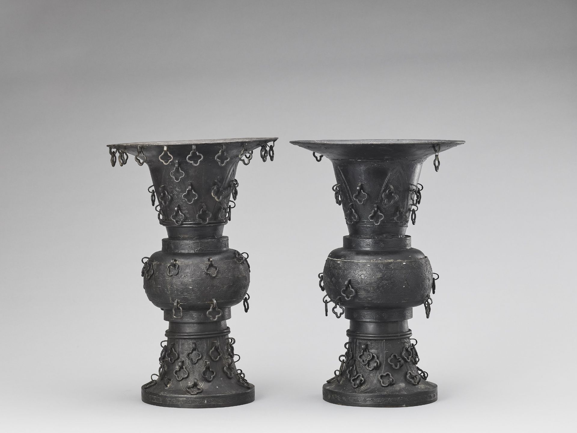 A PAIR OF METAL ALLOY ARCHAISTIC YEN YEN VASES, LATE QING TO REPUBLIC - Bild 3 aus 10