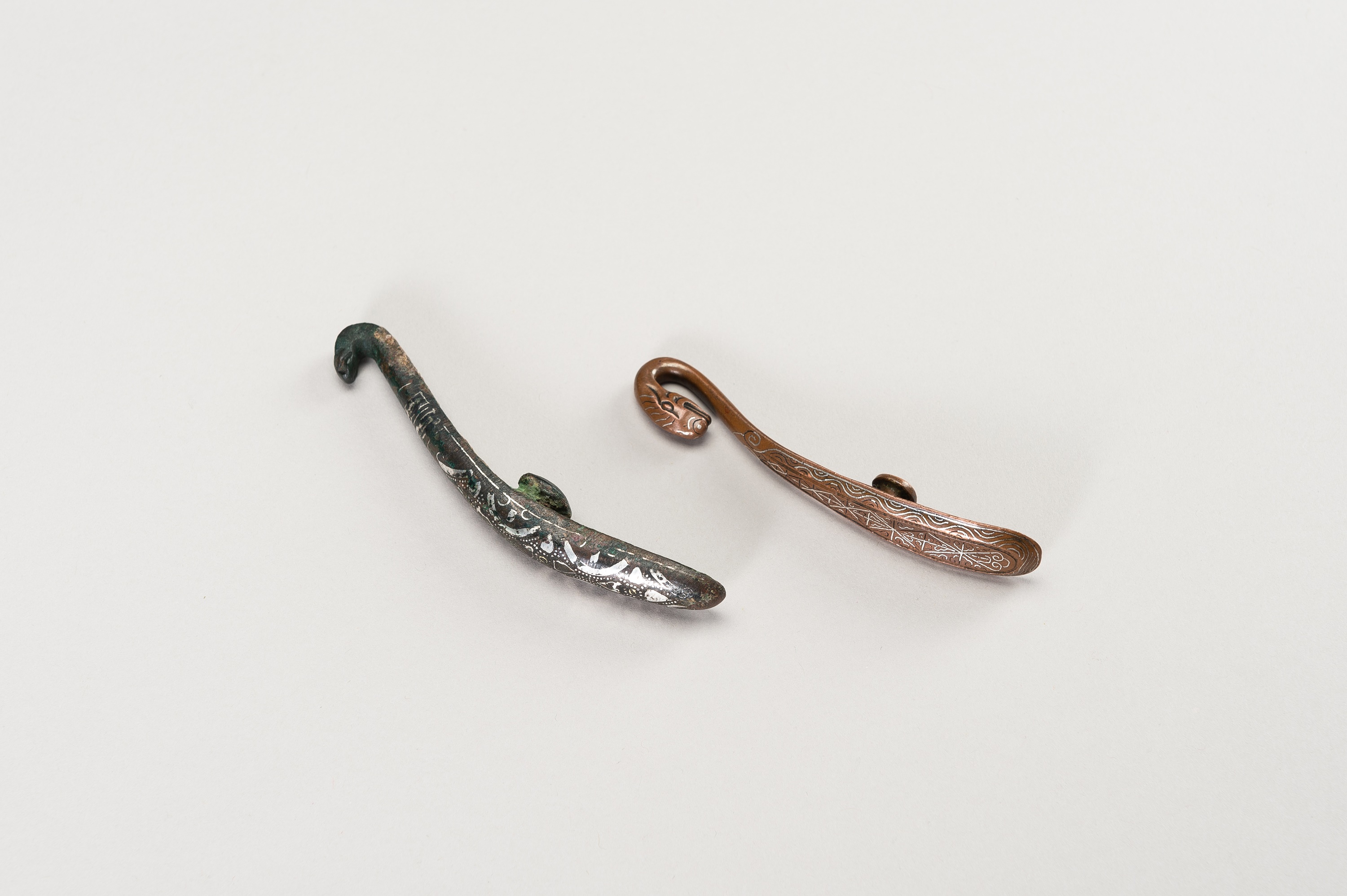 A FINE PAIR OF SILVER-INLAID BELT HOOKS - Image 7 of 9