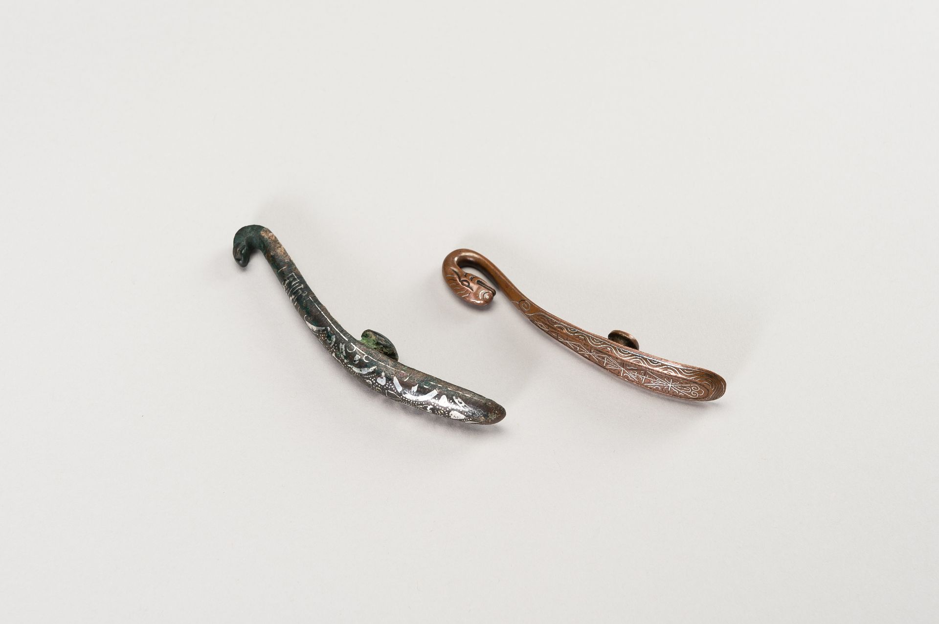 A FINE PAIR OF SILVER-INLAID BELT HOOKS - Bild 7 aus 9