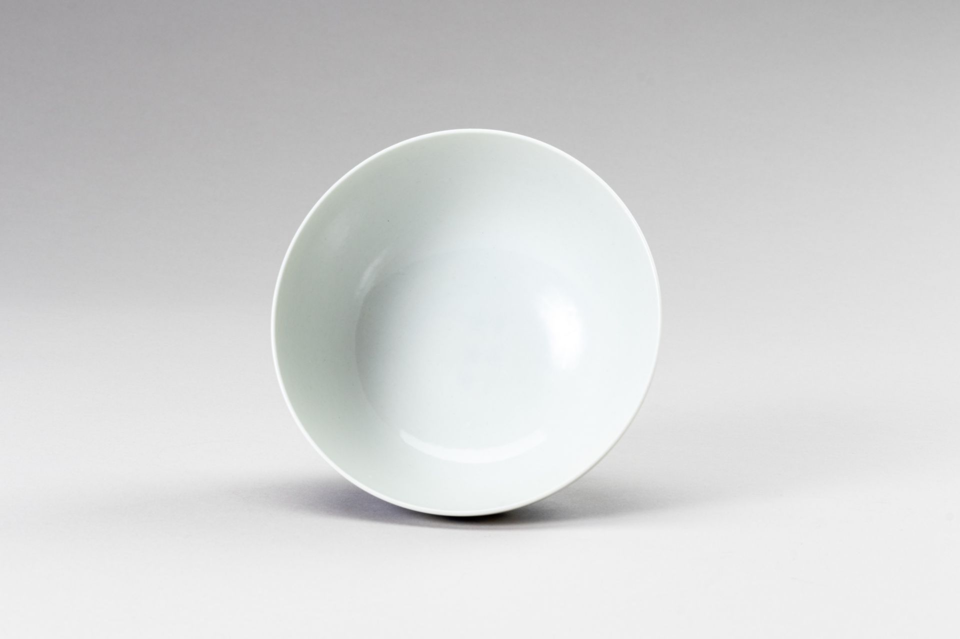 A BLUE AND WHITE PORCELAIN KANGXI REVIVAL 'PEACH' BOWL - Image 10 of 10