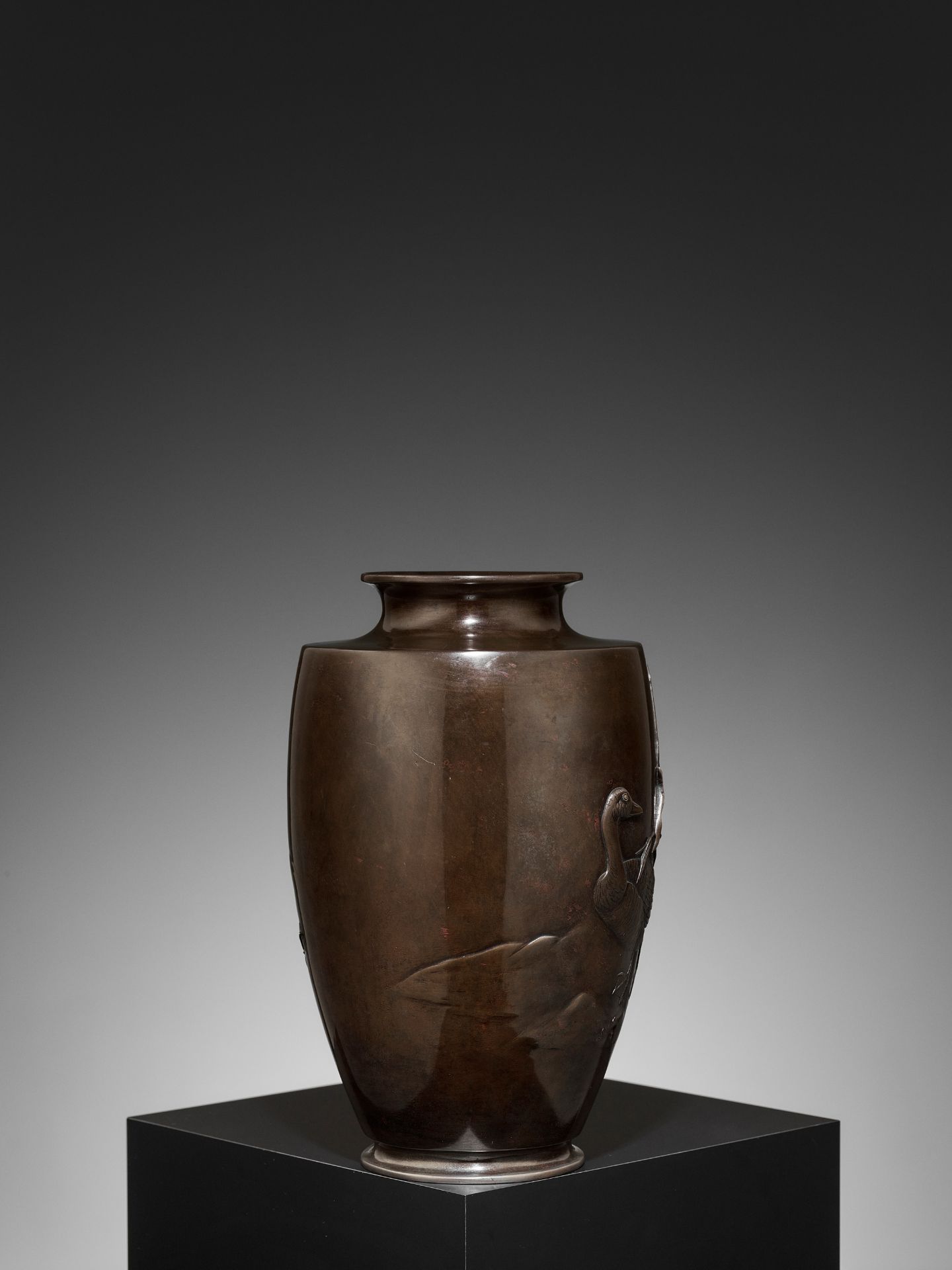 TOSHITSUGU: A FINE AND LARGE BRONZE VASE WITH GOOSE AND WATER REEDS - Image 6 of 9