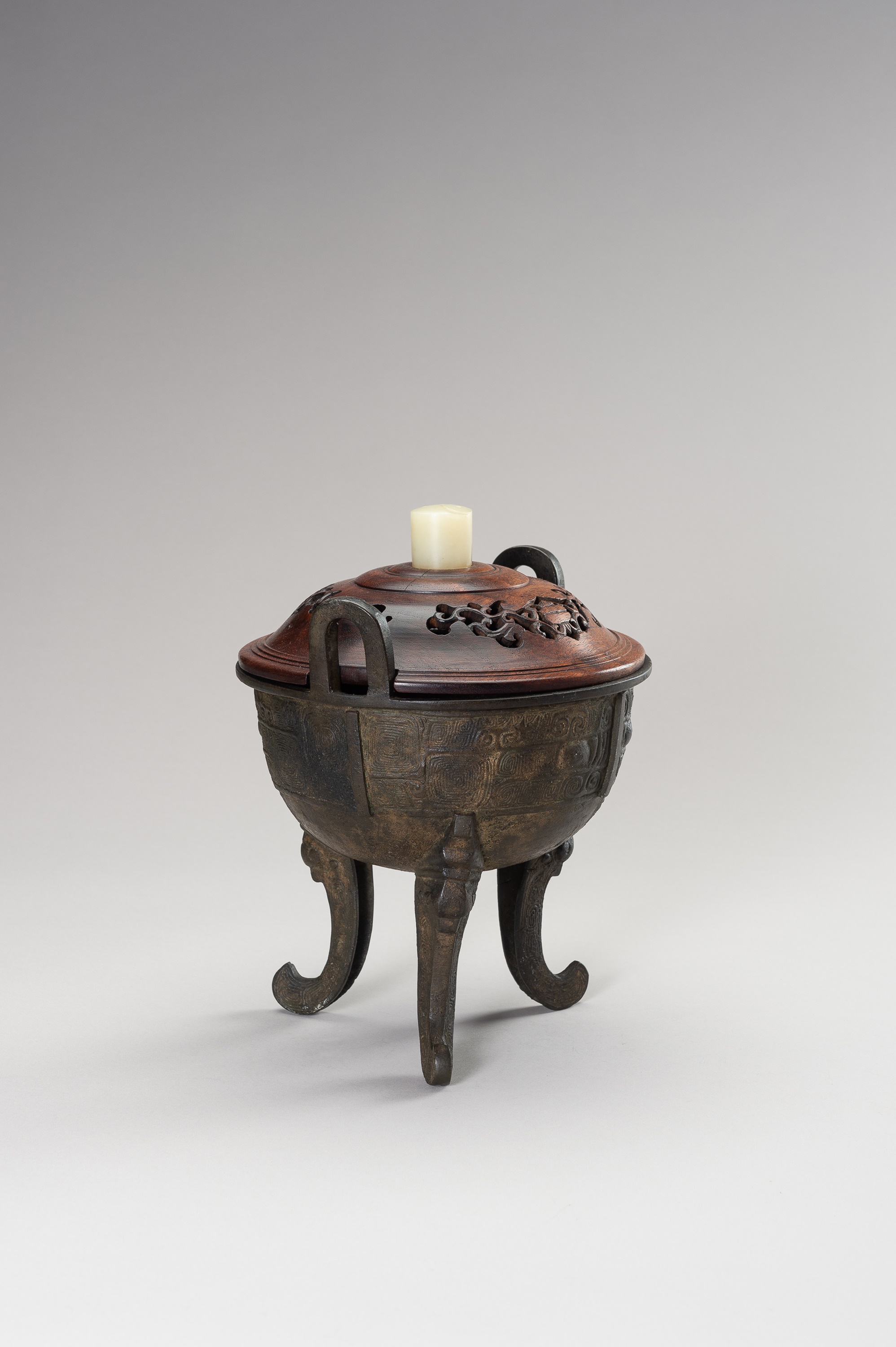 AN ARCHAISTIC DING-FORM BRONZE TRIPOD CENSER - Image 3 of 11