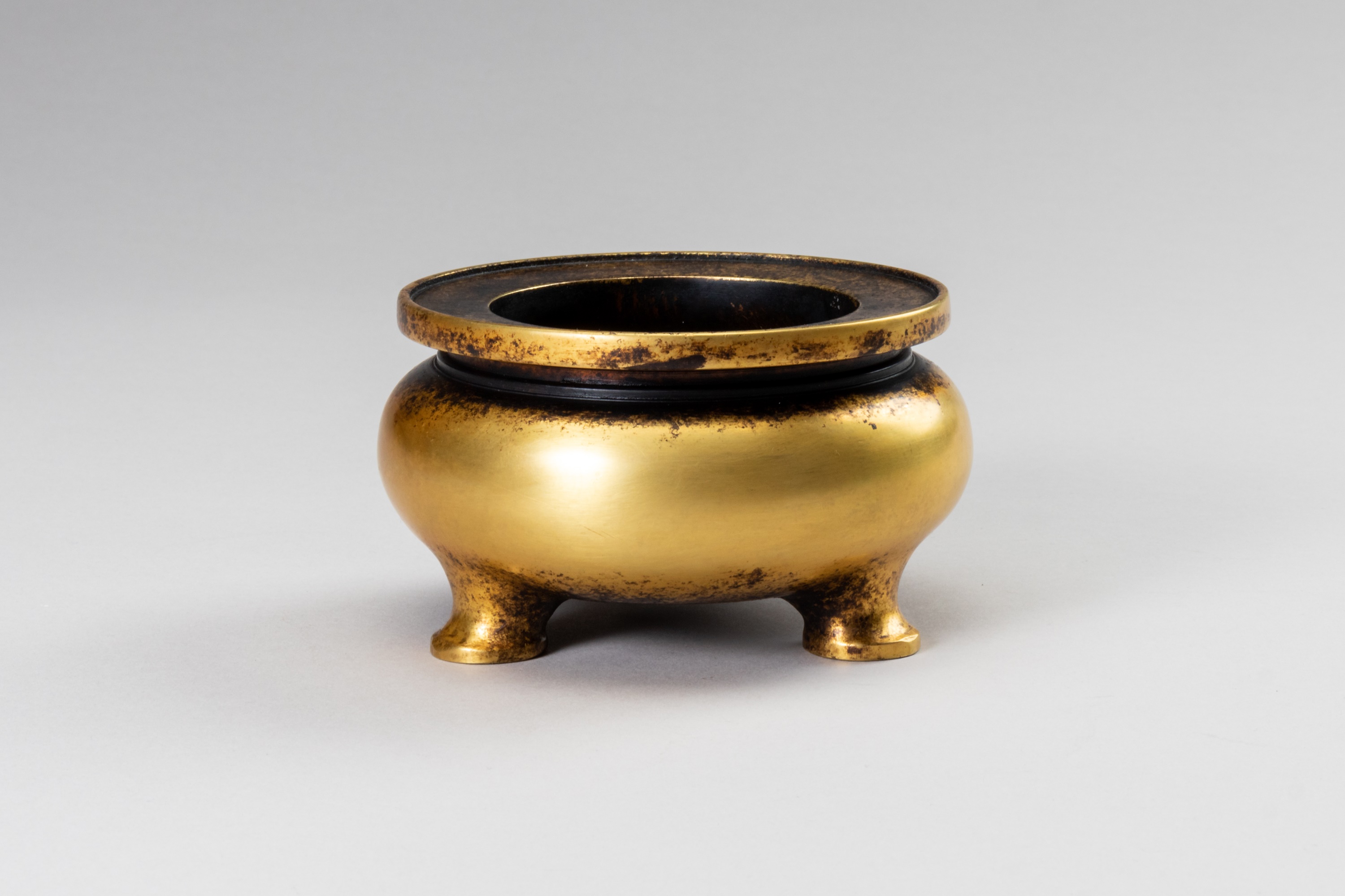 A SMALL GILT-BRONZE TRIPOD CENSER - Image 6 of 9