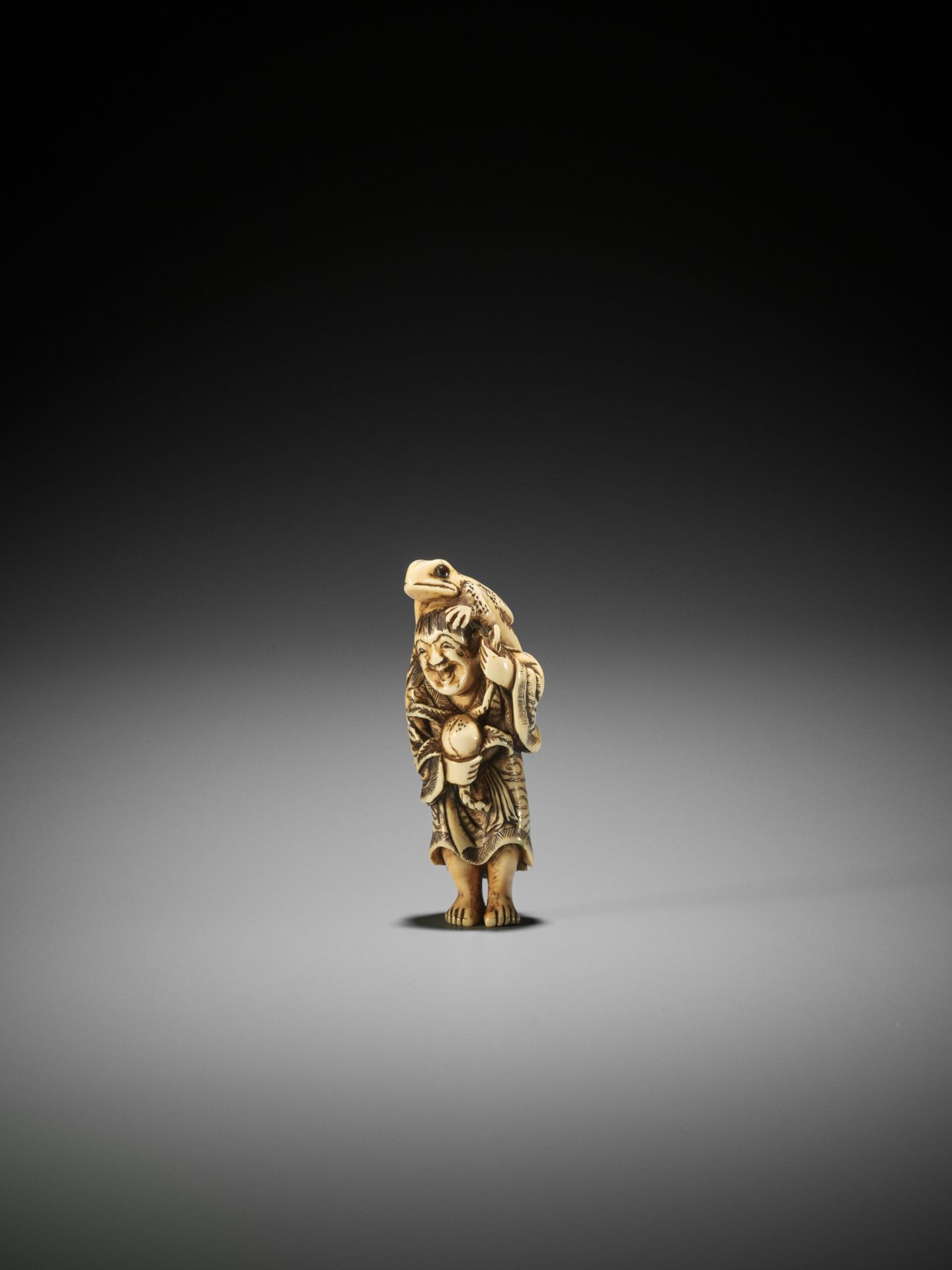 YOSHIMASA: AN IVORY NETSUKE OF GAMA SENNIN - Bild 2 aus 11