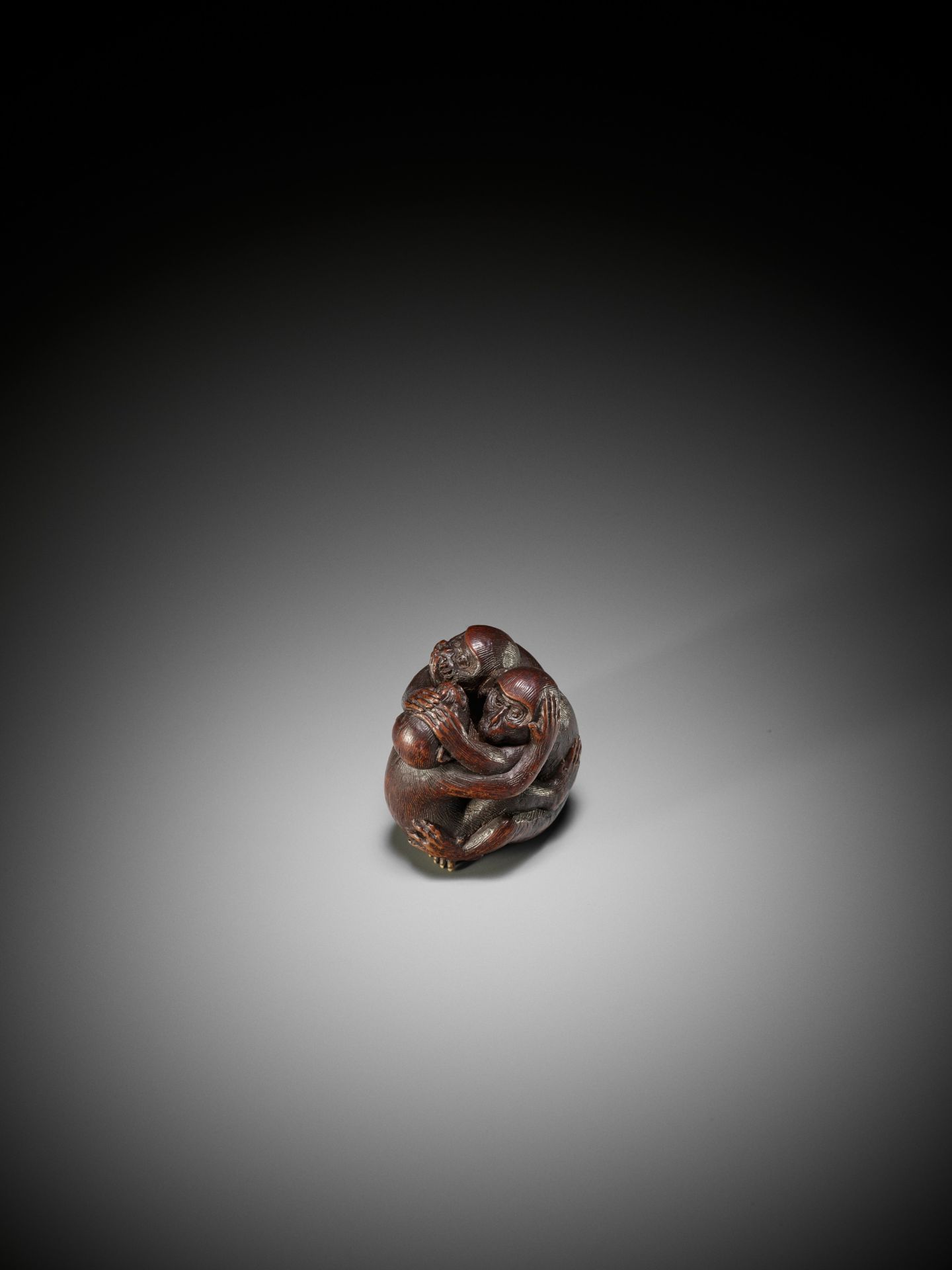 SHUGETSU: A FINE WOOD NETSUKE OF THE SAMBIKI SARU (THREE WISE MONKEYS) - Bild 7 aus 12