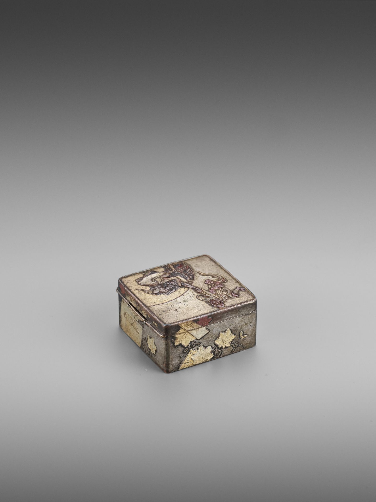 A SMALL SILVERED SENTOKU 'SHOKI AND ONI' BOX AND COVER - Image 6 of 8
