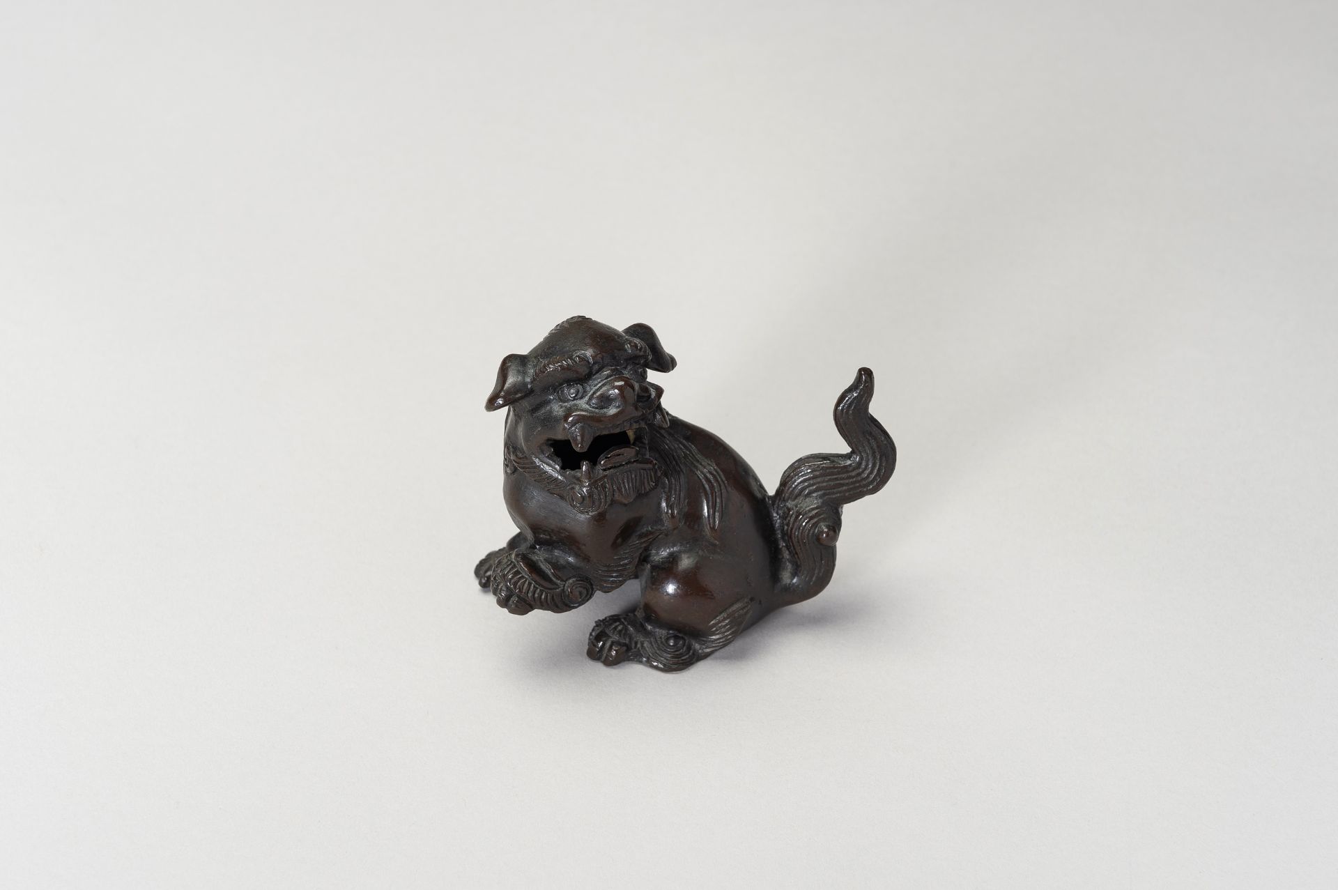 A BRONZE 'BUDDHIST LION' JOSS STICK HOLDER - Bild 2 aus 11