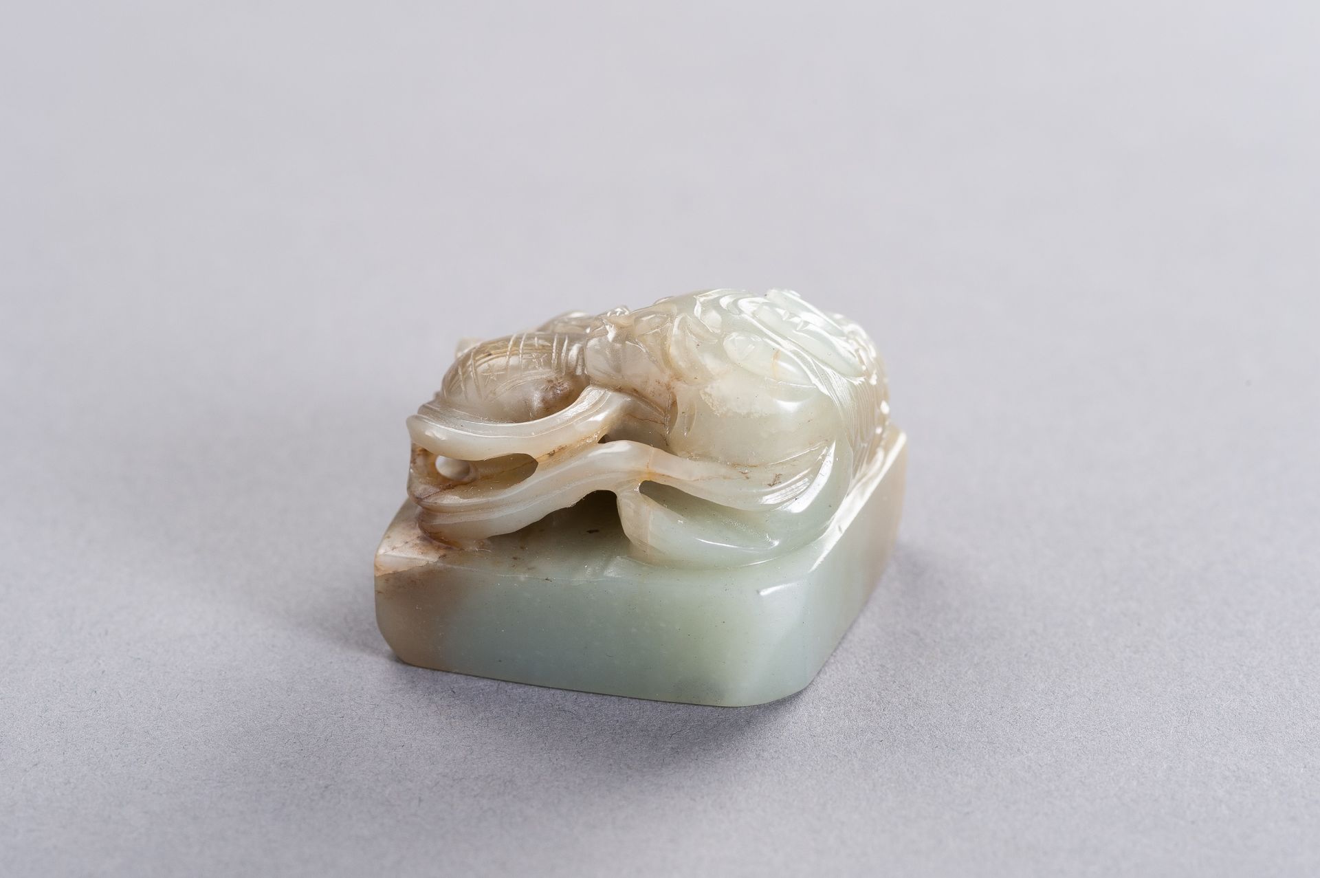 A CELADON AND RUSSET JADE 'QILIN' SEAL, LATE QING TO REPUBLIC - Bild 3 aus 8