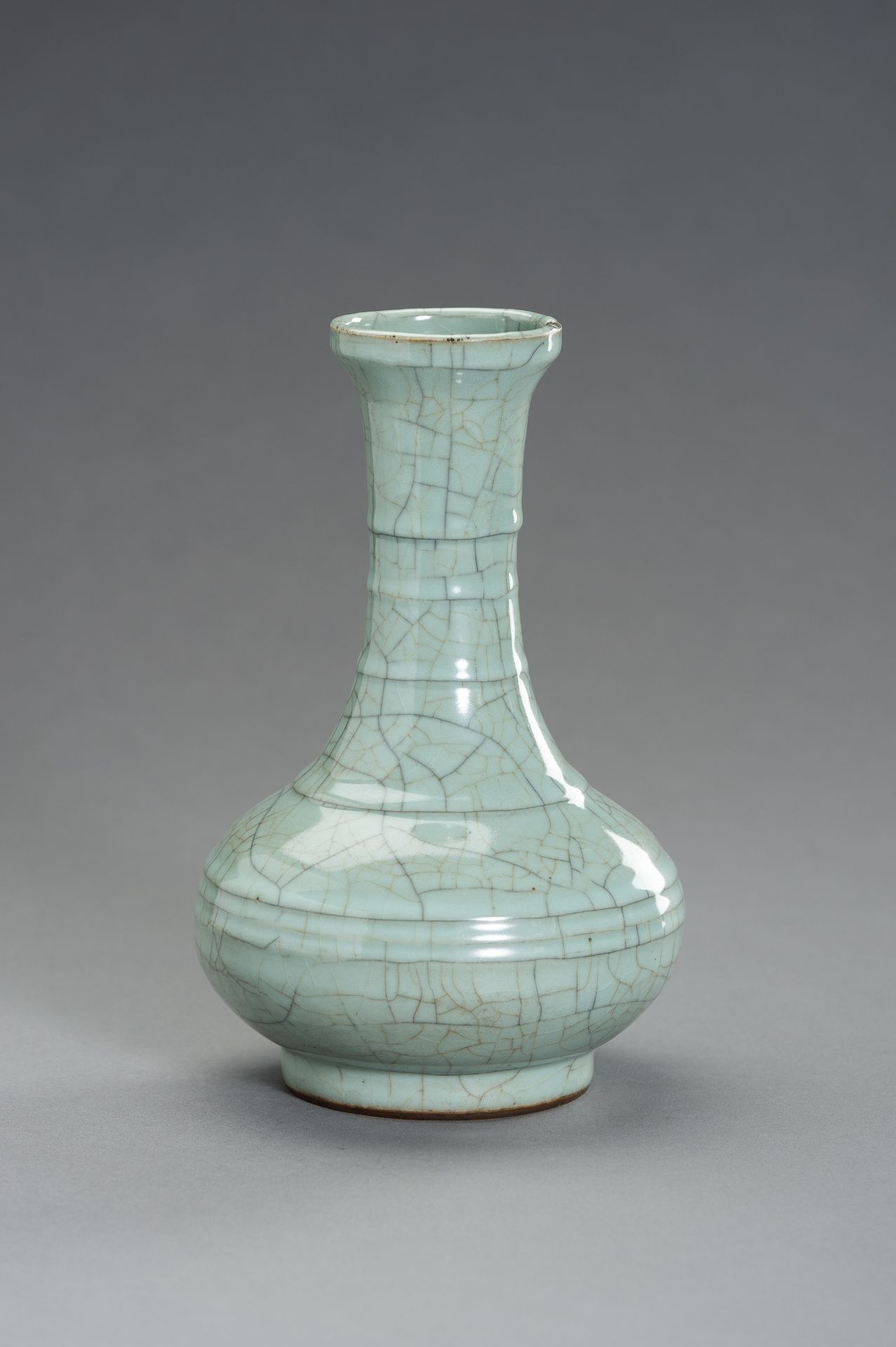 A GE-TYPE CRACKLED 'BAMBOO' BOTTLE VASE