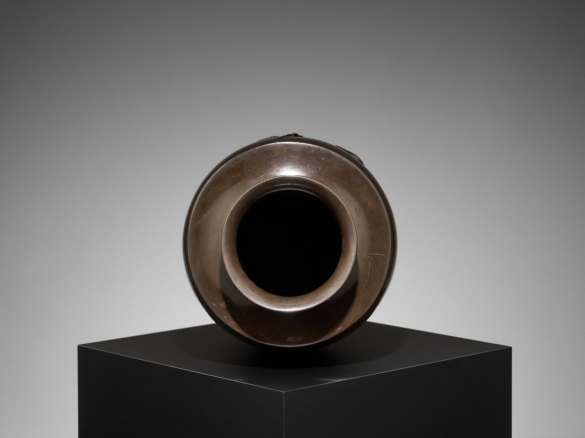 TOSHITSUGU: A FINE AND LARGE BRONZE VASE WITH GOOSE AND WATER REEDS - Image 7 of 9