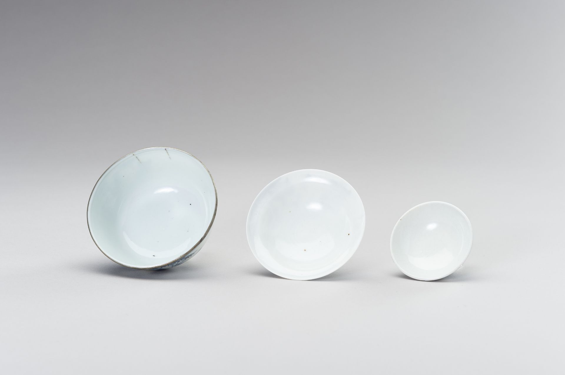 THREE 'BLEU DE HUE' PORCELAIN MINIATURE DISHES - Bild 4 aus 8