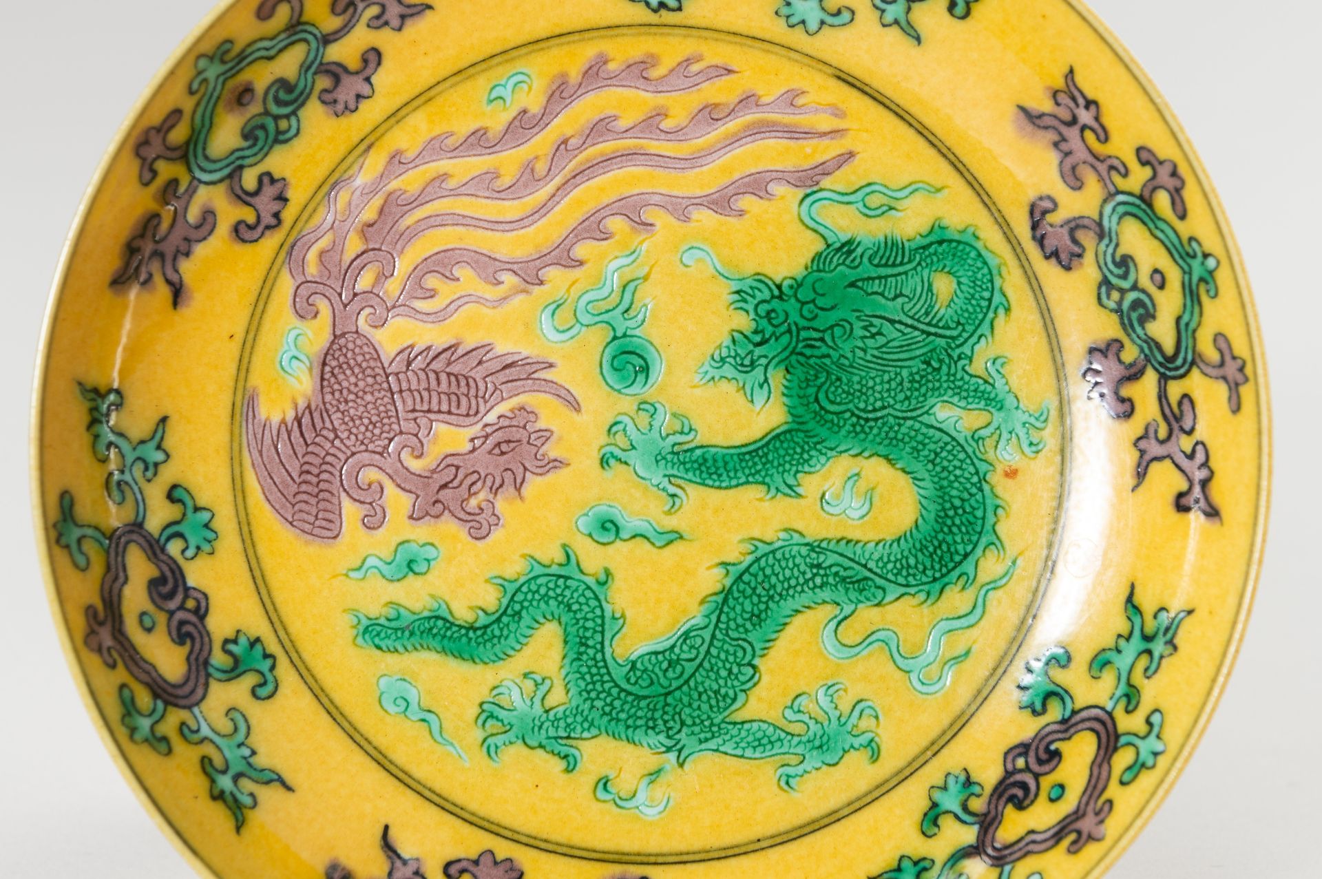 A CHINESE GREEN, YELLOW, AND AUBERGINE 'DRAGON AND PHOENIX' DISH - Image 3 of 7