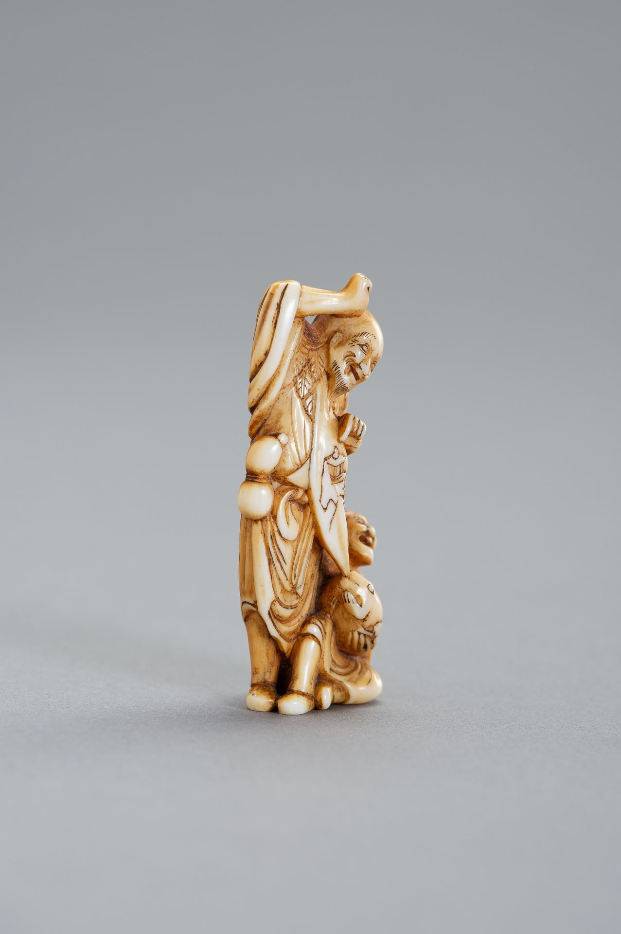 A RARE IVORY NETSUKE OF TWO SENNIN - Image 5 of 8