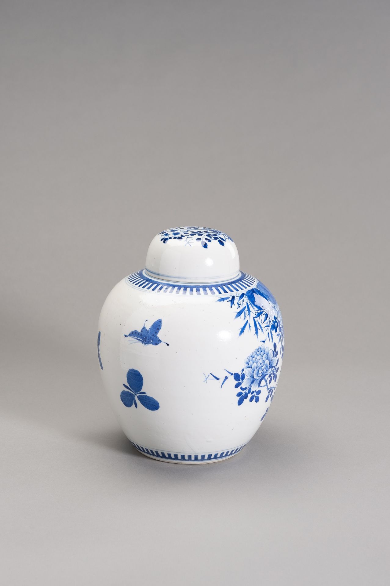 A BLUE AND WHITE GINGER JAR WITH COVER - Bild 3 aus 11